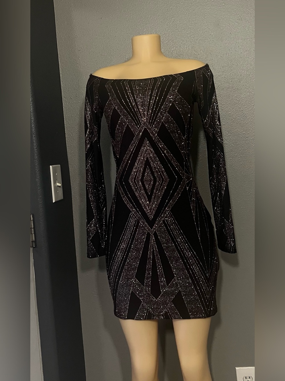Jump Apparel By Wendy Chaitin black&gold glitter size Medium Off-Shoulder Dress